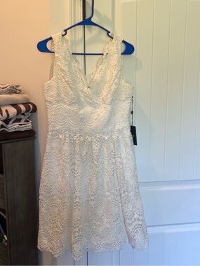 Adrianna Papell White Lace V-Neck Women’s size 8 wedding dress engagement